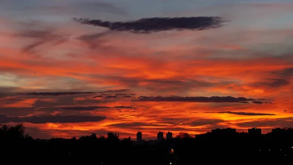 Vacker Solnedgång Landskap Med Den Färgglada Himlen Över Silhuetten Staden — Stockfoto