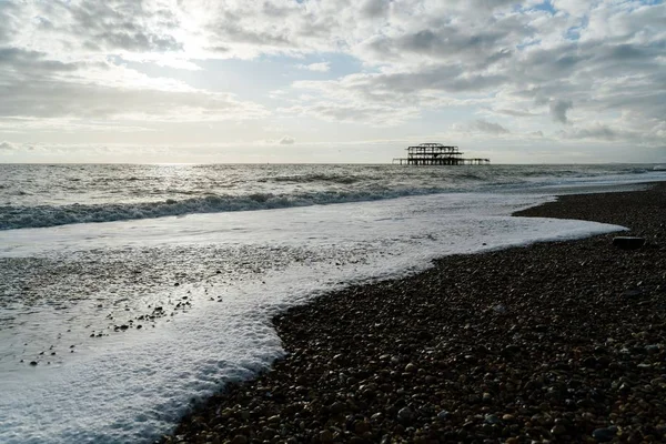 Brighton Pier und Strand — Stockfoto