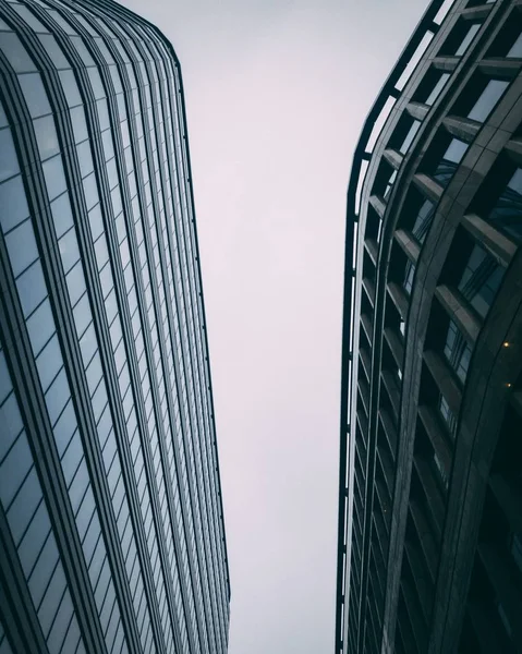 Tiro Vertical Ascendente Edifícios Negócios Altos Modernos Com Céu Branco — Fotografia de Stock