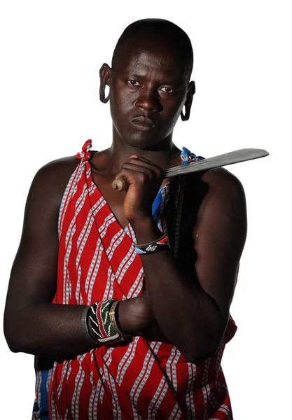 Fotografía vertical de un hombre africano sosteniendo un cuchillo mientras mira a la cámara aislado —  Fotos de Stock