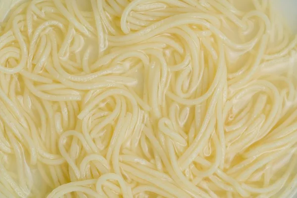 牛乳とゆでたスパゲティのクローズアップショット – 食品ブログに最適 — ストック写真