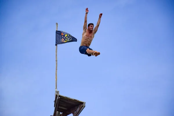 Red Bull útes potápěč skákací plošina — Stock fotografie