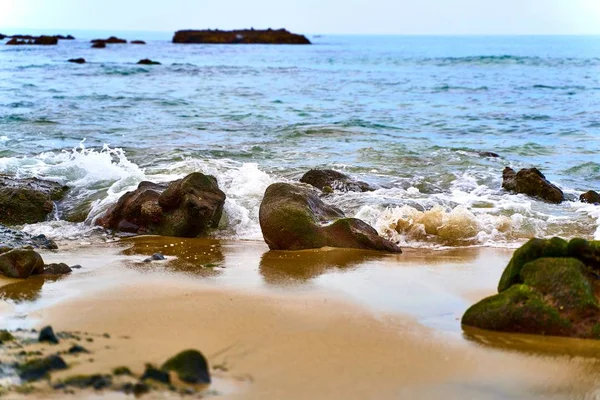 Las Grandes Piedras Orilla Del Mar Agua Que Fluye Sobre —  Fotos de Stock