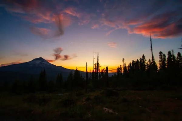 夕阳西下在绿地中央的一座山火山上 — 图库照片