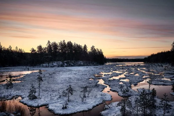 Снежные Образования Озере Отражающие Цвета Закатного Неба — стоковое фото