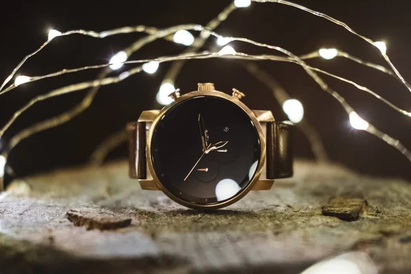 Plan Rapproché Une Montre Main Placée Sur Une Surface Bois — Photo