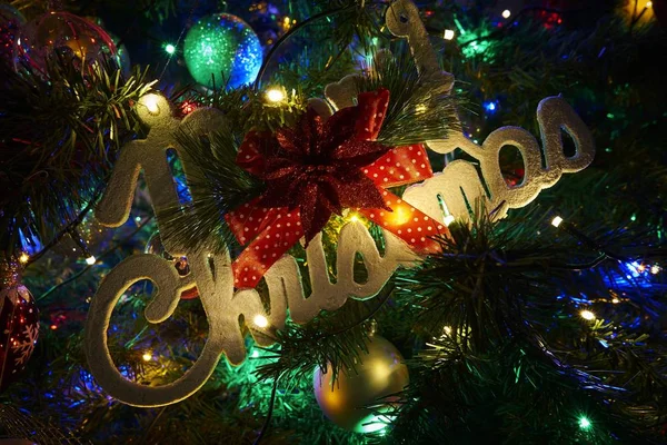 Primer Plano Hermosas Luces Navidad Decoraciones Árbol Navidad Interior Fondo —  Fotos de Stock