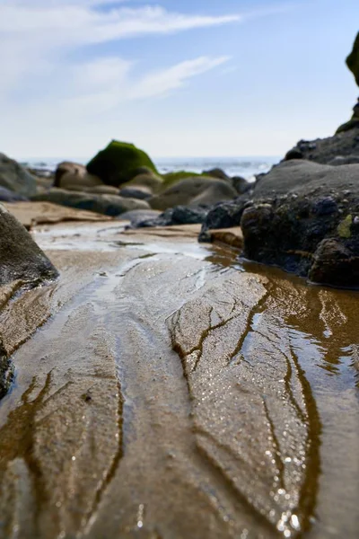 Tiro Vertical Formações Rochosas Perto Mar Com Ondas Fluindo Sobre — Fotografia de Stock