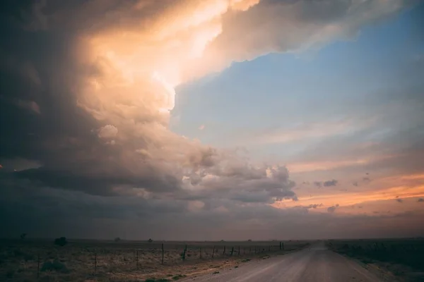 Una Strada Vuota Mezzo Campi Erbosi Sotto Bel Cielo Nuvoloso — Foto Stock