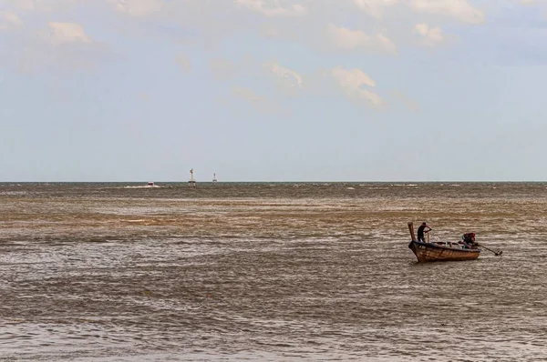 Bateau à queue longue dans la mer d'Andaman en Thaïlande — Photo