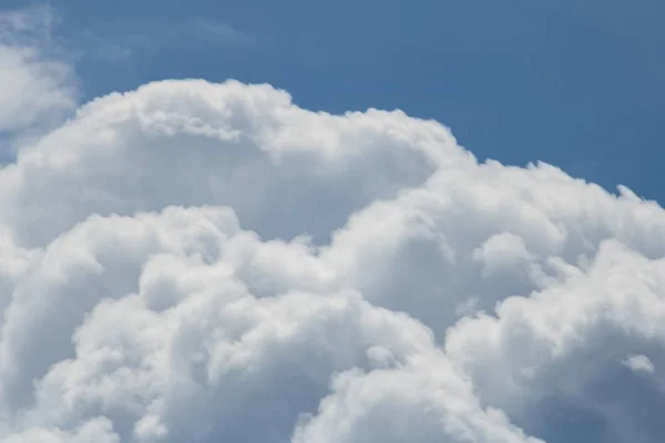 Nahaufnahme flauschig weißer Wolken am schönen blauen Himmel — Stockfoto