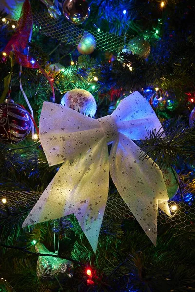 Noel Süslemelerinin Güzel Dikey Bir Resmi Kapalı Bir Noel Ağacında — Stok fotoğraf