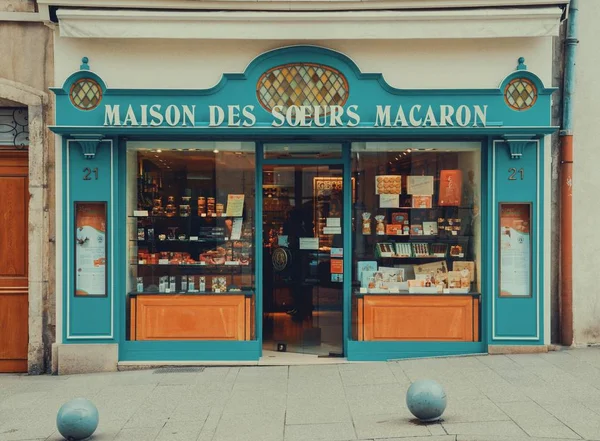 Frente a una linda tienda en Francia — Foto de Stock