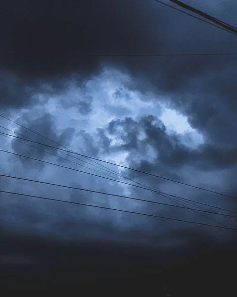 Disparo Vertical Nubes Tormentosas Noche Durante Rayo — Foto de Stock