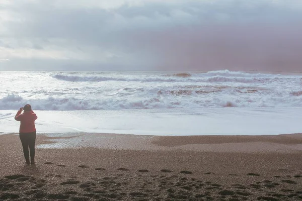 Uklidňující Pohled Vlnitý Oceán Písečnou Pláž Ženou Která Fotografuje — Stock fotografie