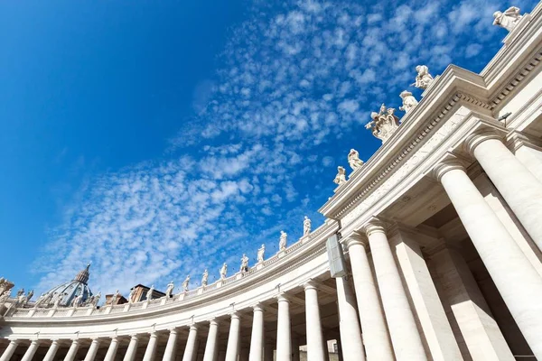 Egy Alacsony Szögletű Felvétel Híres Szent Péter Bazilikáról Vatikánban Fényes — Stock Fotó