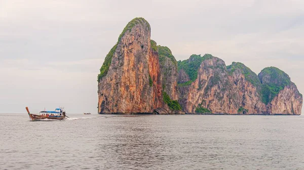 Barco de cola larga en el mar de Andamán en Tailandia — Foto de Stock