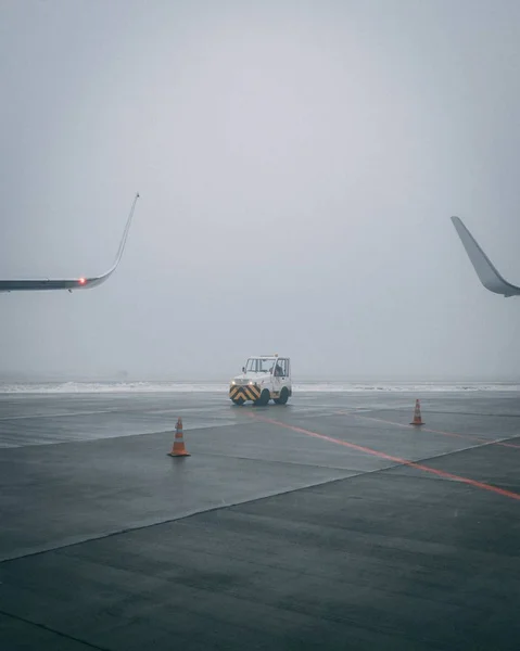 小さな空港スタッフの車と天気の良い日に飛行機の滑走路の垂直ショット — ストック写真