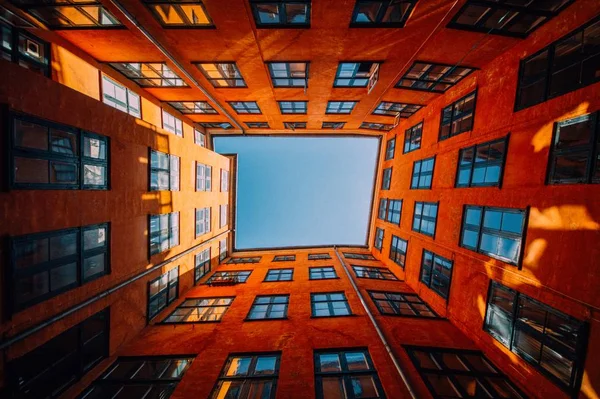 Nízký Úhel Záběru Unikátní Oranžové Budovy Která Dotýká Oblohy — Stock fotografie
