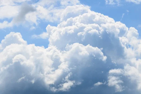 Closeup tiro de nuvens brancas macias no céu azul bonito — Fotografia de Stock