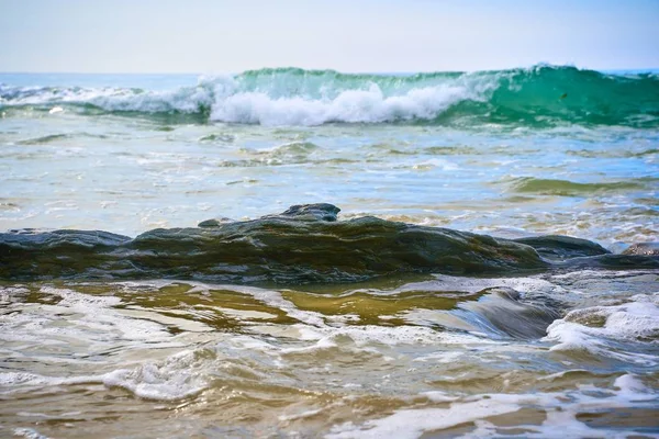 Σχηματισμοί Βράχων Στη Θάλασσα Και Νερό Που Ρέει Πάνω Τους — Φωτογραφία Αρχείου