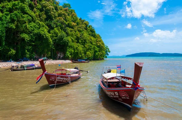 Langschwanzboot im andamanischen Meer in Thailand — Stockfoto