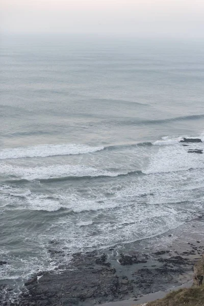 Csendes óceáni hullámok függőleges lövése halad a part felé esténként. — Stock Fotó