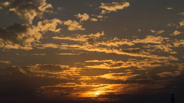 Una Puesta Sol Dorada Con Sol Cubierto Bajo Las Nubes — Foto de Stock