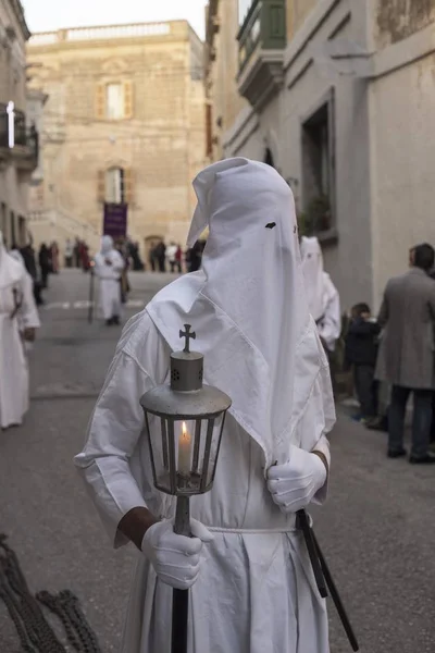 Pénitent à capuchon à robe blanche, procession du Vendredi saint, Naxxar, Malte — Photo