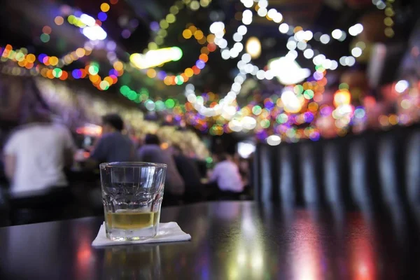 Auf Einem Tisch Steht Ein Glas Whisky Farbenfroher Hintergrund — Stockfoto