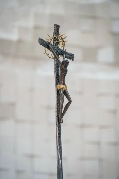Вертикальный Селективный Снимок Статуи Иисуса Христа Кресте — стоковое фото