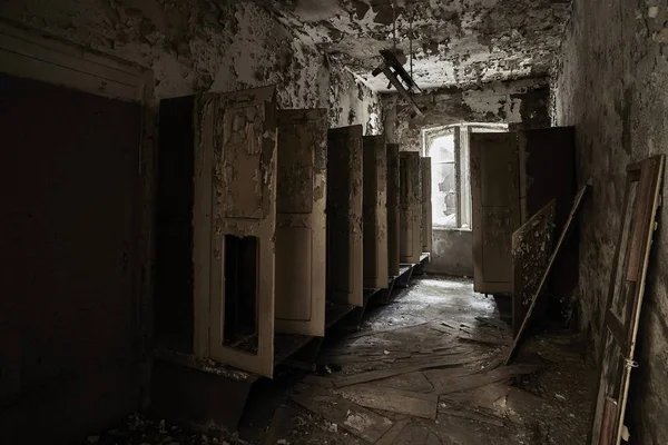 Plano Interior Antiguo Edificio Abandonado Con Puertas Madera Oxidada —  Fotos de Stock
