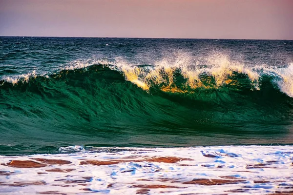 Ένα Όμορφο Πλάνο Των Μεγάλων Γαλαζοπράσινα Κύματα Του Ωκεανού Την — Φωτογραφία Αρχείου
