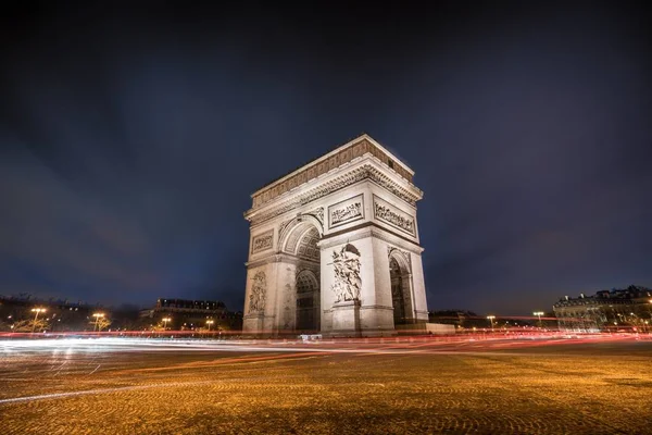 Gyönyörű táj a történelmi híres Arc of Triomphe az esti időszakban — Stock Fotó