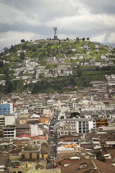 Plano Ángulo Bajo Viejo Paisaje Urbano Una Estatua Cima Una —  Fotos de Stock