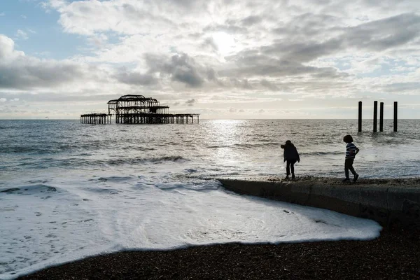 Brighton Pier en het strand — Stockfoto