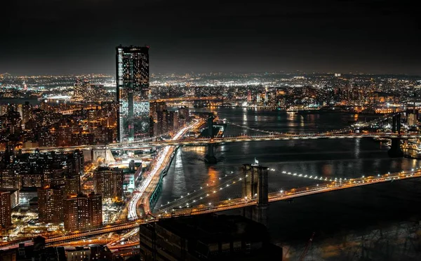 Вид Воздуха Освещенный Яркий Городской Пейзаж Высокими Мостами Рекой Ночное — стоковое фото