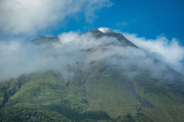 Ein Berg Bedeckt Von Einer Nebelwolke Unter Dem Klaren Blauen — Stockfoto