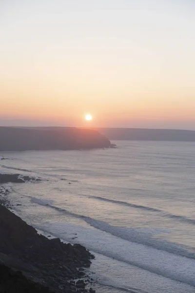 夕方の穏やかな海に反射する夕日の垂直ショット — ストック写真
