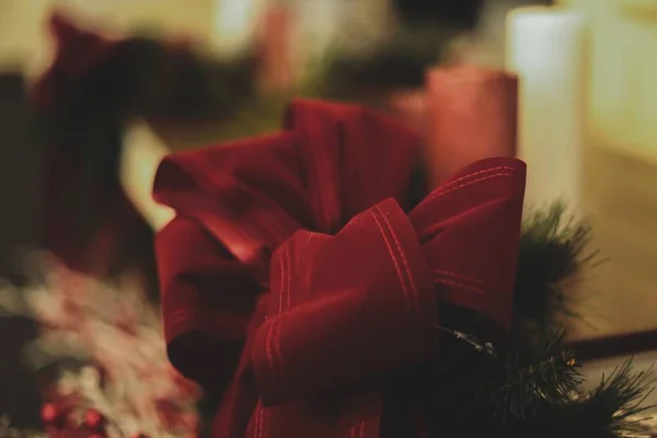 Een Close Shot Van Rode Kerst Linten Verspreiden Van Een — Stockfoto