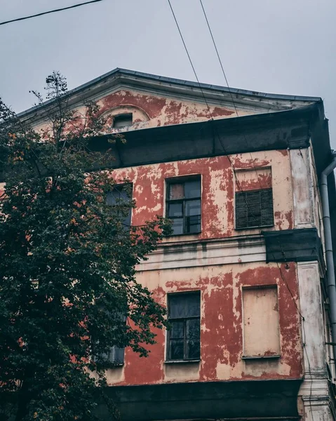 Plano Vertical Antiguo Edificio Con Paredes Oxidadas —  Fotos de Stock