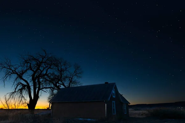 Piękne krajobrazy domu pod magicznym nocnym niebem — Zdjęcie stockowe