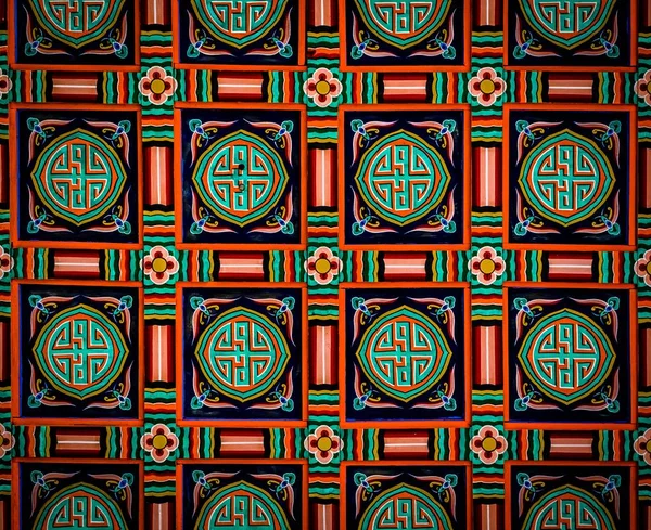 Panneau de plafond de l'entrée de l'un des bâtiments du palais Changdeokgung, Séoul, Corée du Sud — Photo