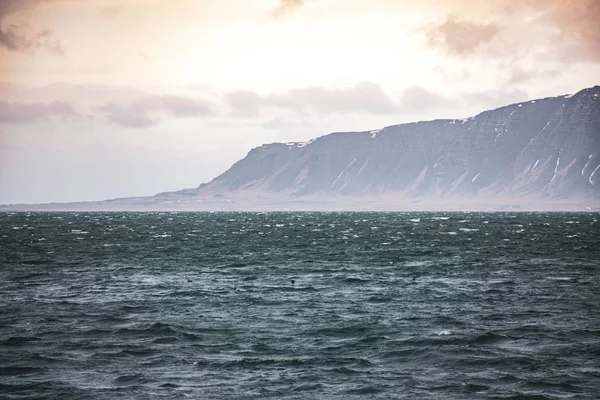 Spokojne Ciemnoniebieskie Morze Skalistymi Górami Tle Ciągu Dnia — Zdjęcie stockowe