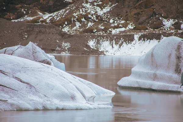 Close Dos Pedaços Congelados Iceberg Lago Gelado Durante Dia — Fotografia de Stock
