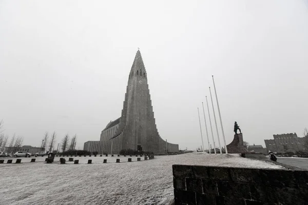 Una Vista Sombría Iglesia Luterana Hallgrmskirkja Desde Exterior Día Nevado — Foto de Stock