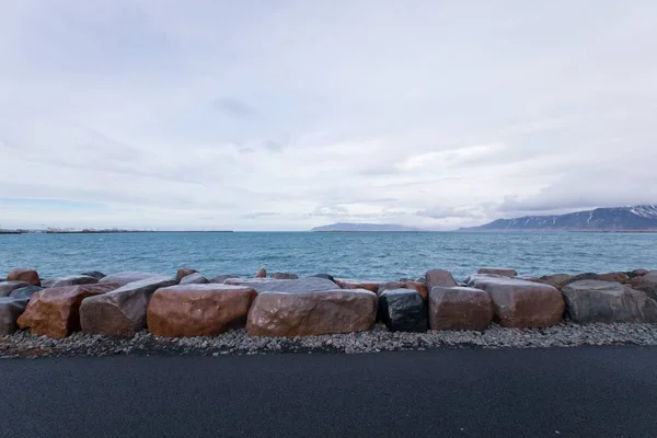 Stora Bruna Klipporna Och Stenarna Stranden Lynnig Molnig Dag — Stockfoto