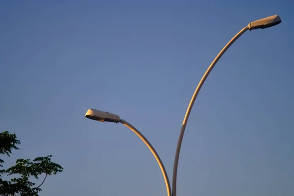 晴れた青空の下で昼間の街路灯の低角度ショット — ストック写真