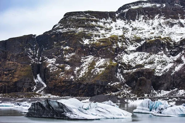 Grandi Iceberg Nel Mezzo Lago Ghiacciato Tra Montagne Rocciose Innevate — Foto Stock