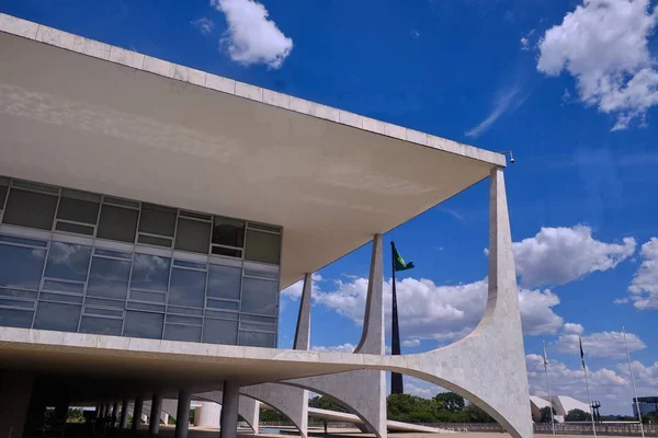 Moderno Edificio Negocios Con Ventanas Cristal Que Tocan Cielo — Foto de Stock